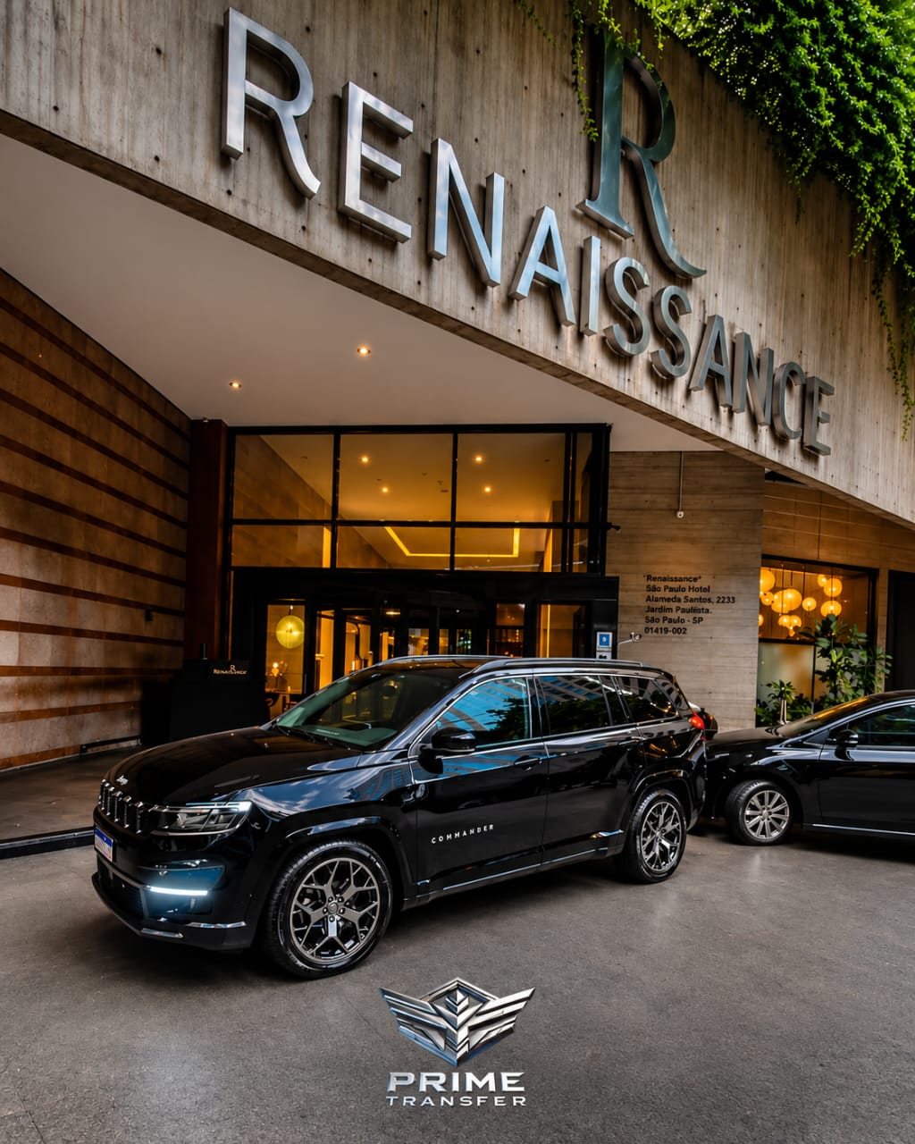 SUV Jeep Commander preta da Prime Transfer na entrada do Renaissance São Paulo Hotel